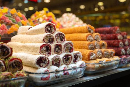 Téléchargez les photos : Gros plan de délicieux bonbons traditionnels turcs sur le comptoir de la rue Istiklal, Istanbul, Turquie. - en image libre de droit
