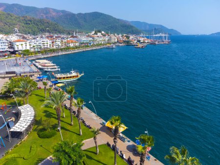 Téléchargez les photos : Belle vue de drone de la ville de Marmaris avec maisons, parc, bateaux, mer sur le fond de montagnes par une journée ensoleillée, Turquie. - en image libre de droit