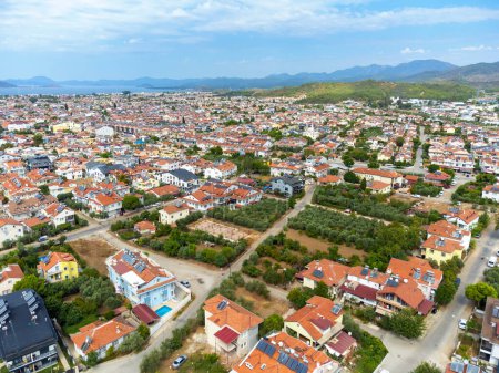 Téléchargez les photos : Vue de la ville de Fethiye en Turquie, capturée par drone par une chaude journée d'été. Station touristique populaire sur les rives de la mer Méditerranée au pied des montagnes. destination touristique avec vue sur les îles maritimes - en image libre de droit
