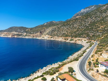 Téléchargez les photos : Vue par drone de l'autoroute le long de la côte méditerranéenne avec mer et collines, Turquie. Beau, incroyable paysage marin d'un drone. - en image libre de droit