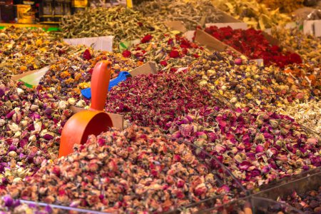 Primer plano de té de hierbas de colores en el bazar, enfoque selectivo. Varios tipos de té y especias en el Bazar Egipcio en Estambul, Turquía.