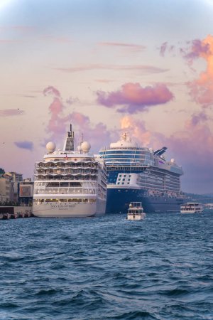 Téléchargez les photos : Istanbul, Turquie - 2 septembre 2023 : Les paquebots Silver Spirit Nassau et Celebrity Beyond sont amarrés à la jetée d'Istanbul sur fond d'un beau ciel romantique avec des nuages. - en image libre de droit