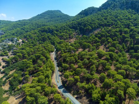 Téléchargez les photos : Vue aérienne du paysage de montagne volcanique verdoyant avec la route serpentine moderne de haute qualité dans le sud de la Turquie. Drone survole de beaux paysages de chaînes de montagnes et de serpentine. - en image libre de droit