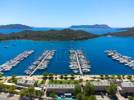 Téléchargez les photos : Vue de dessus de nombreux bateaux de luxe et yachts dans le port. Méditerranée, Kas, Antalya - Turkiye. En arrière-plan, vous pouvez voir des vacances de charme à Kalkan, Kas, les îles et les montagnes. - en image libre de droit