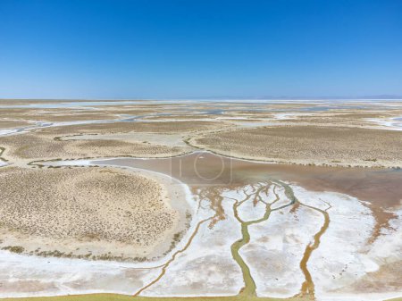 Drohnenblick auf den toten Salzsee Tuz in der Türkei. Landschaft ist wie auf Mond oder Mars, alles ist mit Salz bedeckt. Hier wird Speisesalz gewonnen und in Fabriken oder Fabriken verarbeitet. Fremde Landschaft.