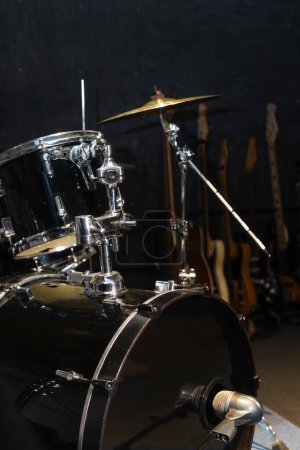 Téléchargez les photos : Partie d'un kit de batterie avec des cymbales dans un studio de musique, sur scène. Arrière-plan pour des photos avec musique live, rock. Photo verticale - en image libre de droit