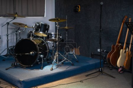 Téléchargez les photos : Kit batterie, guitares, microphones dans le studio d'enregistrement. - en image libre de droit