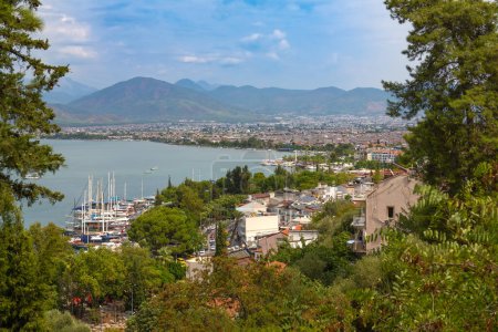 Téléchargez les photos : Turquie, Fethiye, vue sur la ville, port avec de nombreux yachts, belles montagnes. - en image libre de droit