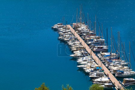 Téléchargez les photos : Gros plan d'une marina avec des yachts près de Kas en Turquie par une journée ensoleillée et lumineuse. - en image libre de droit