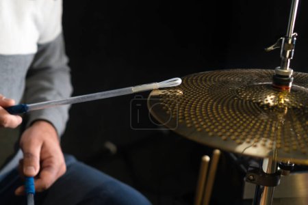 Téléchargez les photos : Batteur derrière les tambours en studio, lors d'un concert. Kit de batterie professionnel en gros plan. - en image libre de droit