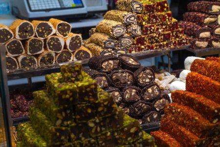 Téléchargez les photos : Délice traditionnel turc sur le comptoir en gros plan. Délicieux, sucreries turques variées - en image libre de droit