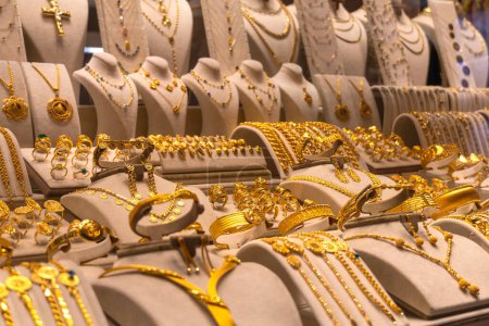 Téléchargez les photos : Gros plan d'une variété de beaux bijoux en or sur le comptoir à Istanbul, Turquie. - en image libre de droit