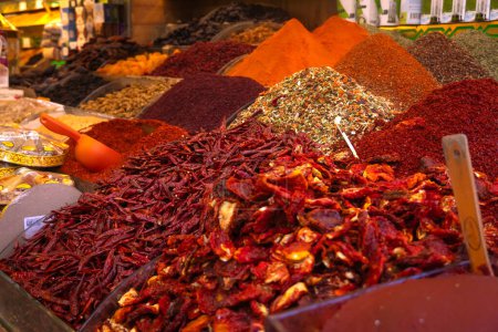 Téléchargez les photos : Gros plan d'une variété d'épices colorées au bazar égyptien d'Istanbul, en Turquie. Mise au point sélective, espace de copie, fond coloré d'épices séchées. - en image libre de droit