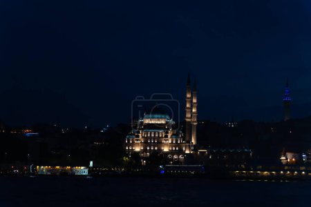Téléchargez les photos : Vue du ferry vers la nouvelle mosquée illuminée, Yeni Kami la nuit, Istanbul, Turquie. - en image libre de droit