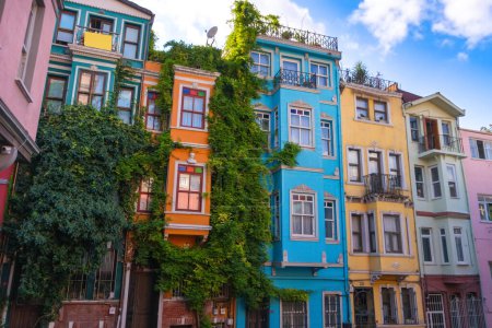 Téléchargez les photos : Maisons colorées sur le Balat sont populaires parmi les touristes par une journée ensoleillée. Balat est un quartier du quartier de Fatih à Istanbul. Istanbul, Turquie - en image libre de droit
