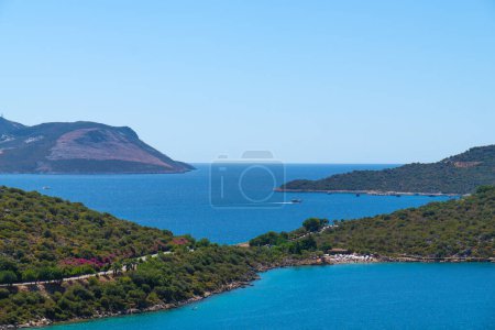 Téléchargez les photos : Superbe paysage sur une péninsule sur la côte méditerranéenne par temps clair et ensoleillé, Kas, Turquie - en image libre de droit