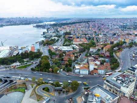 Téléchargez les photos : Vue par drone d'Istanbul près du pont de la Corne d'Or, Turquie. Une vue de la ville d'Istanbul et de la vie urbaine d'en haut. - en image libre de droit