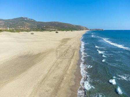 Schöne Aussicht auf den Strand von Patara mit feinem Sand am Ufer des türkisfarbenen Meeres an einem sonnigen Tag, Blick aus einer Drohne. Erstaunlicher Drohnenblick auf die wunderschöne Meereslandschaft. Kalkan, Antalya, Türkei