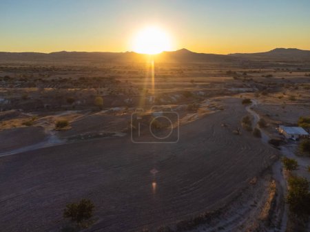 Téléchargez les photos : Vue panoramique du parc national de Goreme avec canyons profonds, couchers de soleil sur les vallées, coucher de soleil sur la Cappadoce, drone aérien. Cappadoce depuis drone aérien, coucher de soleil dans les vallées Cappadoce, formations - en image libre de droit