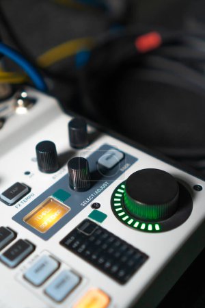 Téléchargez les photos : Image en gros plan du bouton de réglage manuel du mélangeur pour le contrôle du volume pendant la performance en studio. Mixer dispose de plusieurs boutons et boutons pour des réglages précis du mixage audio. - en image libre de droit