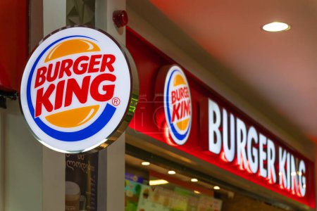 Téléchargez les photos : Batumi, Géorgie - 25 janvier 2024 : Gros plan sur le panneau du restaurant Burger King à l'intérieur. La célèbre chaîne de restauration rapide servant des hamburgers, des frites et des cocktails. - en image libre de droit