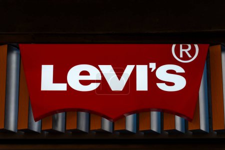 Foto de Batumi, Georgia - 16 de enero de 2024: Primer plano del letrero de la tienda Levi. Levi Strauss and Co. - una empresa privada de ropa americana conocida en todo el mundo por su marca de vaqueros Levi. - Imagen libre de derechos