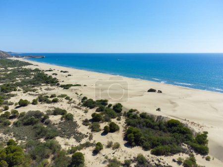 Téléchargez les photos : Belle plage de sable de Patara avec mer bleue, Kalkan, Antalya, Turquie. Vue par drone sur la plage de sable, la longueur de la côte méditerranéenne et la plus longue plage de sable - en image libre de droit