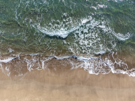 Téléchargez les photos : Paysage marin d'été, belles vagues, eau de mer bleue par temps ensoleillé. Vue de dessus depuis un drone. Vue sur la mer depuis la hauteur de la nature tropicale. Belle mer lumineuse avec des vagues de chevauchement et concept de sable de plage - en image libre de droit