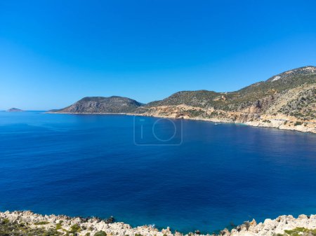 Téléchargez les photos : Tir drone le long de la mer et la côte des îles sur la côte méditerranéenne de la Turquie. Drone vole au-dessus de l'île avec des côtes rocheuses et rocheuses. À l'horizon, vous pouvez voir de nombreux sommets d'îles. - en image libre de droit