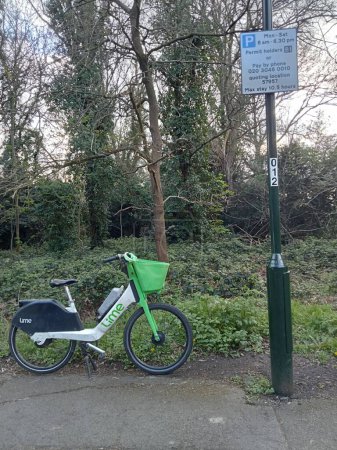 Londres - 04 01 2024: Foto de Lime Bike Compartir en Barnes