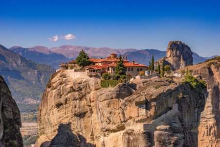 Téléchargez les photos : Le monastère de la Sainte Trinité (Agia Triada) à Meteora est l'un des monuments les plus photographiés de Kalambaka en Grèce - en image libre de droit
