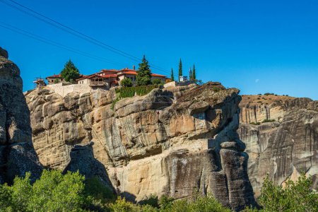 Téléchargez les photos : Le monastère de la Sainte Trinité (Agia Triada) à Meteora est l'un des monuments les plus photographiés de Kalambaka en Grèce - en image libre de droit