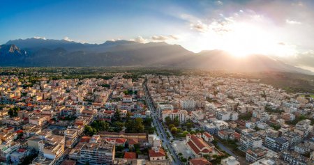 Foto de Icónica foto aérea de la moderna ciudad de Sparti Grecia. Sparti fue fundada para conmemorar la famosa ciudad antigua de Esparta en Laconia, Grecia - Imagen libre de derechos