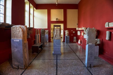 Foto de Vista interior del Museo Arqueológico de Esparta. Alberga miles de hallazgos de la antigua Acrópolis de Esparta, conocida como la Lakedaemonia - Imagen libre de derechos