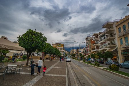 Foto de Vista urbana de la ciudad moderna de Sparti Grecia. Sparti fue fundada para conmemorar la famosa ciudad antigua de Esparta en Laconia, Grecia, Europa - Imagen libre de derechos