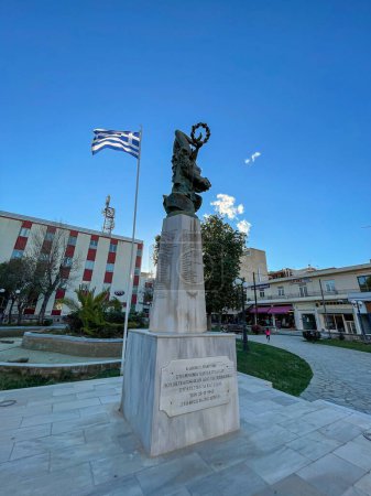 Foto de Estatua en la ciudad de Sparti, Grecia dedicada en memoria de los patriotas ejecutados por las tropas de ocupación alemanas en Monodendri, Grecia, Europa - Imagen libre de derechos