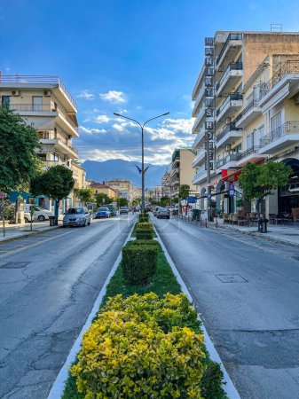 Foto de Vista urbana de la ciudad moderna de Sparti Grecia. Sparti fue fundada para conmemorar la famosa ciudad antigua de Esparta en Laconia, Grecia, Europa - Imagen libre de derechos