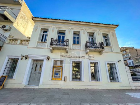 Téléchargez les photos : Le bâtiment néo-classique de la Banque du Pirée à Sparti ville, Laconie, Péloponnèse, Grèce. Piraeus Bank est l'une des principales banques de détail grecques, réparties en Europe - en image libre de droit