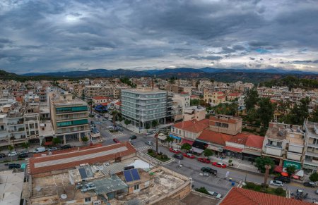 Foto de Vista aérea de la ciudad moderna de Sparti Grecia. Sparti fue fundada para conmemorar la famosa ciudad antigua de Esparta en Laconia, Grecia, Europa - Imagen libre de derechos