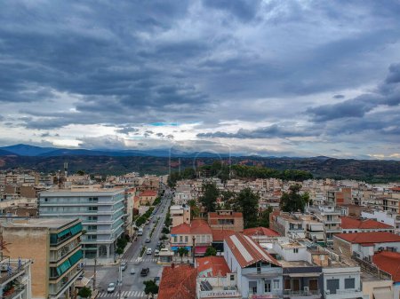 Foto de Vista aérea de la ciudad moderna de Sparti Grecia. Sparti fue fundada para conmemorar la famosa ciudad antigua de Esparta en Laconia, Grecia, Europa - Imagen libre de derechos