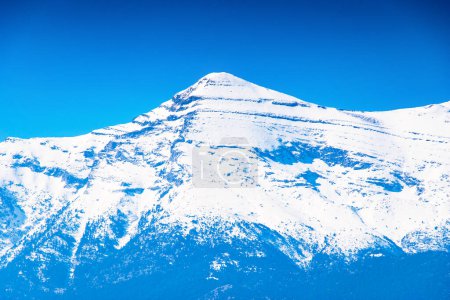 Téléchargez les photos : Le sommet de l'impressionnant mont Taygetus Taygetos enneigé. C'est la plus haute montagne du Péloponnèse, Grèce à 7890 pieds d'altitude (2407 mètres). - en image libre de droit