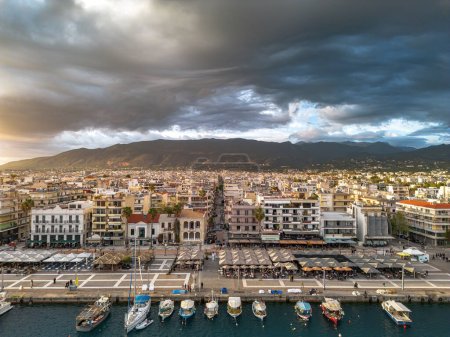 Foto de Vista aérea icónica del atardecer sobre el puerto de la ciudad costera de Kalamata en Messenia, Grecia. - Imagen libre de derechos
