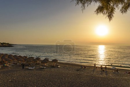 Téléchargez les photos : La plage idyllique de Kyparissia vers la mer Ionienne. Kyparissia est une ville côtière animée située en Messénie, Péloponnèse, Grèce. - en image libre de droit
