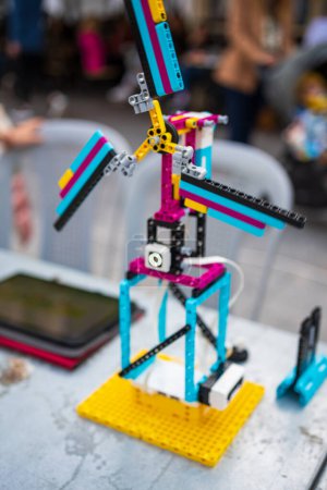 Téléchargez les photos : Des étudiants démontrent une formation en robotique dans le cadre du festival de robotique à Kalamata, en Grèce. - en image libre de droit