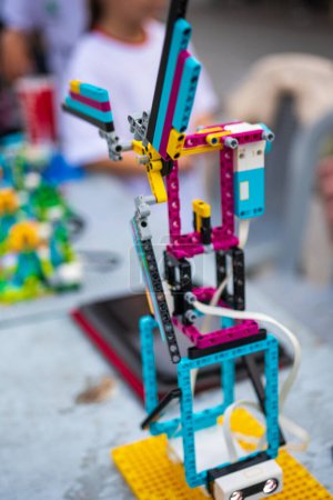 Téléchargez les photos : Des étudiants démontrent une formation en robotique dans le cadre du festival de robotique à Kalamata, en Grèce. - en image libre de droit
