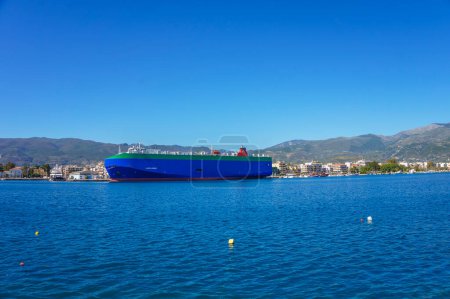 Téléchargez les photos : Le navire LAPIS ARROW porte ancré dans le port de la ville de Kalamata en Messénie, Péloponnèse, Grèce - en image libre de droit