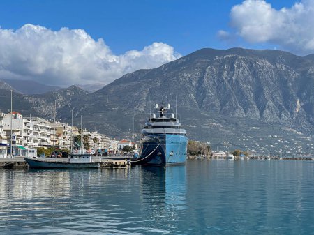 Téléchargez les photos : Super yachts ancrés dans le port de Kalamata, en Messénie, en Grèce - en image libre de droit