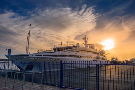 Téléchargez les photos : Super yachts ancrés dans le port de Kalamata, en Messénie, en Grèce - en image libre de droit