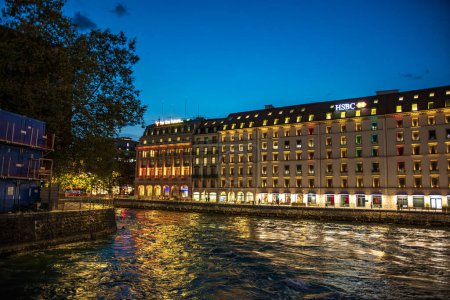 Téléchargez les photos : Genève, Suisse - 30 août 2023 : Le bâtiment de la banque privée HSBC illuminé la nuit à Genève en Suisse. - en image libre de droit
