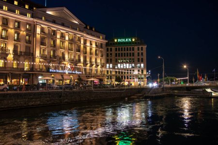 Téléchargez les photos : Genève, Suisse - 30 août 2023 : Vue du luxueux bâtiment Four Seasons Hotel des Ber illuminé la nuit dans la ville de Genève en Suisse - en image libre de droit
